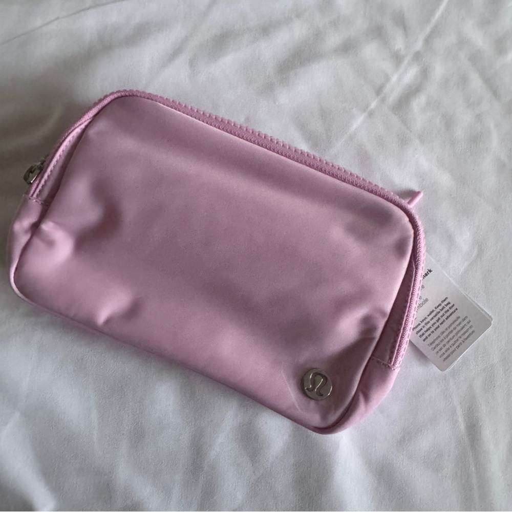 🆕💕 Lululemon Everywhere Belt Bag Wordmark - Vitapink/White Opal/White - Picture 3 of 5